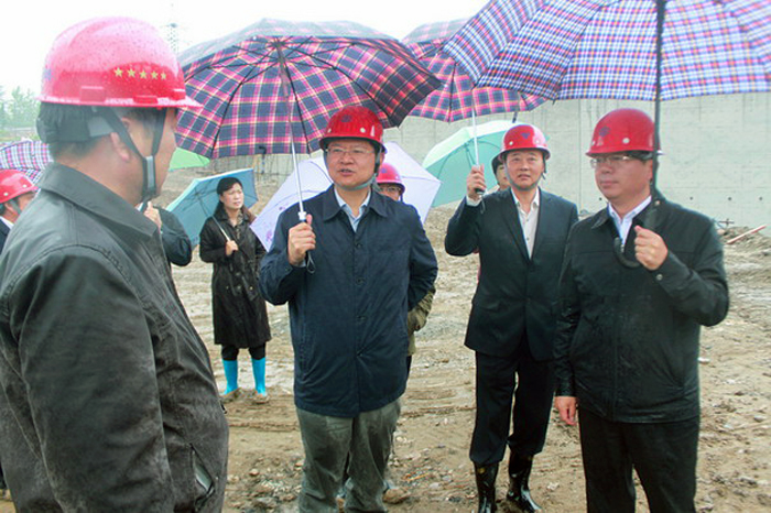 李厅长冒雨实地察看工程施工情况